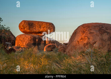 Coucher de soleil sur les Marbles du diable près de Tennant Creek. Roches parfaitement équilibrées. Territoire du Nord de l'Australie Banque D'Images