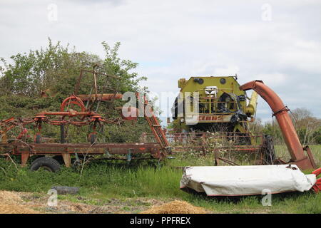 Machines agricoles abandonnées en France Banque D'Images