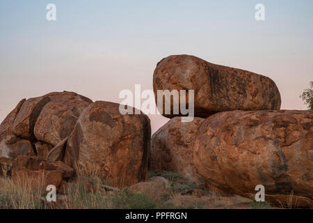 Coucher de soleil sur les Marbles du diable près de Tennant Creek. Roches parfaitement équilibrées. Territoire du Nord de l'Australie Banque D'Images