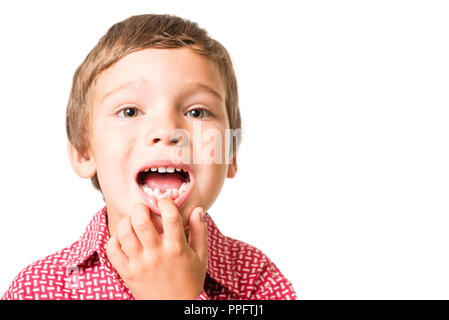 Jeune garçon adorable avec la bouche ouverte, l'absence d'une dent de lait, isolé sur fond blanc Banque D'Images