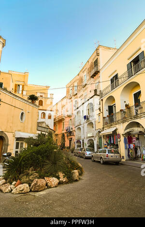 ISCHIA (NA), l'Italie - 20 septembre 2012 : le coucher du soleil est éclairante street d'Ischia Banque D'Images