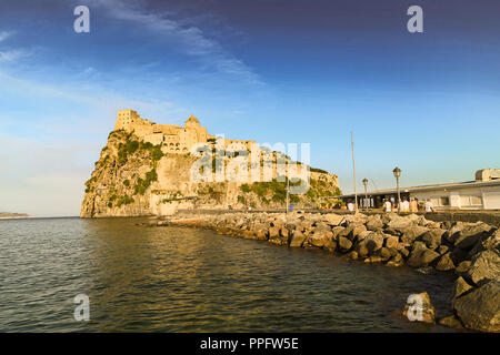 ISCHIA (NA), l'Italie - 20 septembre 2012 : le coucher du soleil est éclairante Château Aragonais sur l'île d'Ischia Banque D'Images