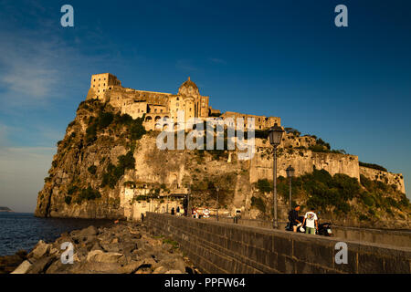 ISCHIA (NA), l'Italie - 20 septembre 2012 : le coucher du soleil est éclairante Château Aragonais sur l'île d'Ischia Banque D'Images