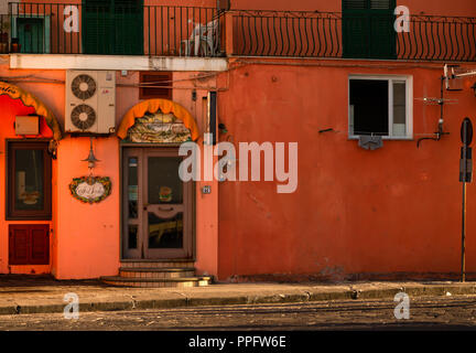 ISCHIA (NA), l'Italie - 20 septembre 2012 : le soleil éclaire bâtiments antiques sur l'île d'Ischia Banque D'Images