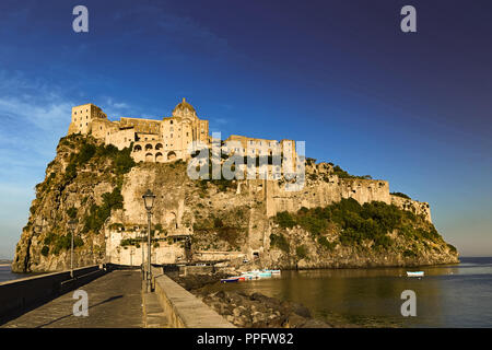 ISCHIA (NA), l'Italie - 20 septembre 2012 : le coucher du soleil est éclairante Château Aragonais sur l'île d'Ischia Banque D'Images