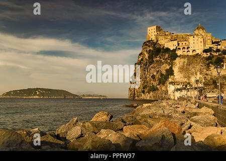 ISCHIA (NA), l'Italie - 20 septembre 2012 : le coucher du soleil est éclairante Château Aragonais sur l'île d'Ischia Banque D'Images