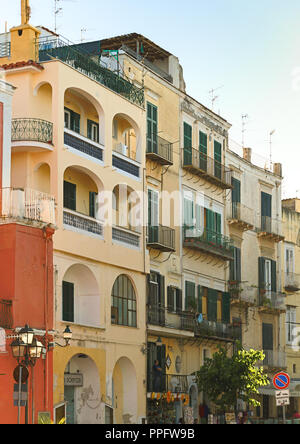 ISCHIA (NA), l'Italie - 20 septembre 2012 : le soleil éclaire bâtiments antiques sur l'île d'Ischia Banque D'Images