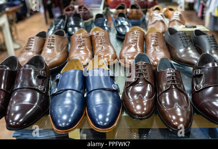 Étagère de paires de chaussures bleu et brun Banque D'Images