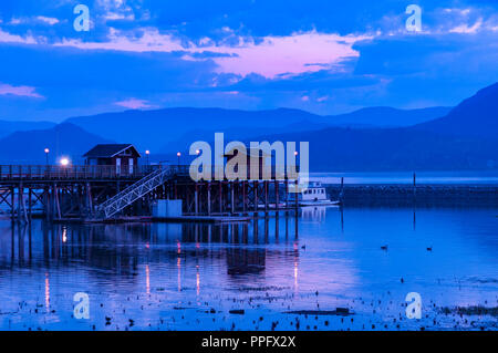 Pier sur le lac Shuswap à l'aube, près de Salmon Arm, British Columbia, Canada. Banque D'Images