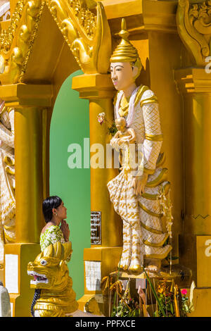 YANGON, MYANMAR - 16 décembre 2016 : femme priant de la pagode Shwedagon à Yangon (Rangoon) au Myanmar (Birmanie) Banque D'Images