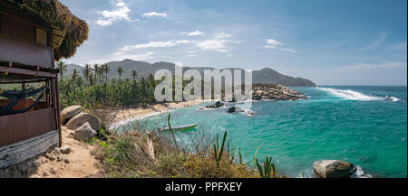 Belle plage des Caraïbes avec des palmiers dans le Parc National Tayrona près de Santa Marta, dans le Nord de la Colombie Banque D'Images