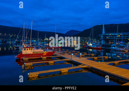 TROMSO, NORVÈGE - 31 août 2018 : vue de la nuit de marina de Tromso. Banque D'Images