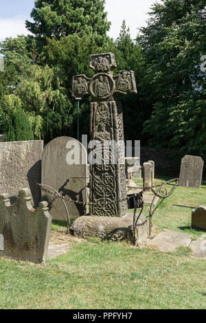 Un vieux saxon cross, 9e siècle, probablement dans le cimetière de St Lawrence, Eyam, Derbyshire, Royaume-Uni Banque D'Images