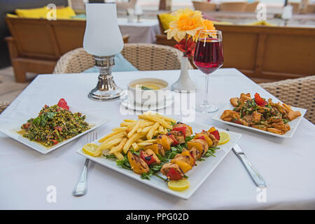 Gros plan du shish tawook de poulet kebab repas sur plaque dans une restaurant de luxe avec amuse-gueules Banque D'Images