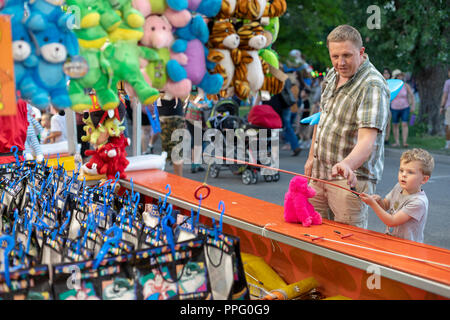 Aspen, Colorado - Adam Hjermstad père aide son fils, Adam Jr., 4, essayez de gagner un prix lors de l'assemblée annuelle du Festival de l'Œillet. Le festival propose Banque D'Images