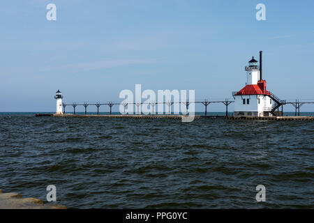 Le phare de St Joseph est situé au bord du lac Michigan dans l'état du Michigan. Un podium s'étend du littoral jusqu'à l'extra-phare. Banque D'Images