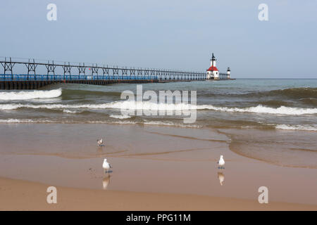 Le phare de St Joseph est situé au bord du lac Michigan dans l'état du Michigan. Un podium s'étend du littoral jusqu'à l'extra-phare. Banque D'Images