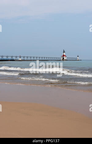 Le phare de St Joseph est situé au bord du lac Michigan dans l'état du Michigan. Un podium s'étend du littoral jusqu'à l'extra-phare. Banque D'Images