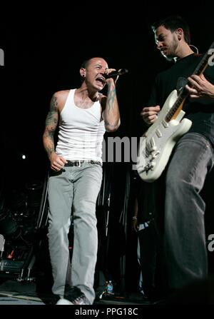 Chester Bennington (L) et Mike Shinoda avec Linkin Park effectuer en concert à l'Amphithéâtre Cruzan à West Palm Beach, Floride le 1 août 2008. Banque D'Images