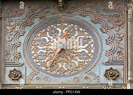 L'horloge dans la tour en grande Mosquée d'Albâtre Banque D'Images