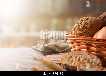 Sur pain panier sur tissu et table en bois noir. Vue de face. Composition horizontale Banque D'Images