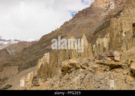 Collines de sable élevé dans les montagnes de l'Himalaya. Banque D'Images