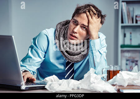Mauvaise sensation. Travailleur malade a haute température. Photo de jeune homme dans la souffrance du bureau de virus de la grippe. Concept médical. Banque D'Images