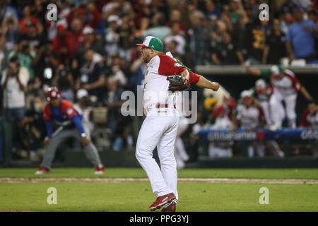 Con un ponche del relevista Jake Sanchez, le Mexique gana 1 carrera por cero a Cuba 9 manches, con este resultado el equipo azteca pasa a la final de la S Banque D'Images