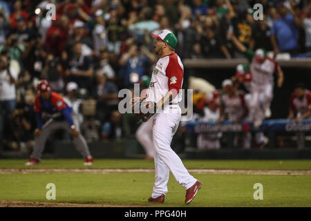 Con un ponche del relevista Jake Sanchez, le Mexique gana 1 carrera por cero a Cuba 9 manches, con este resultado el equipo azteca pasa a la final de la S Banque D'Images