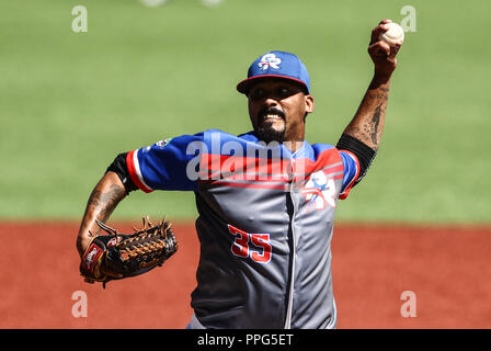 Giovanni Soto. . Acciones, durante el partido de beisbol entre Criollos de Caguas de Puerto Rico contra las Águilas Cibaeñas de Republica Dominicana, Banque D'Images