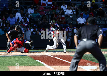 Rey Navarro.. . Acciones, durante el partido de beisbol entre Criollos de Caguas de Puerto Rico contra las Águilas Cibaeñas de Republica Dominicana, d Banque D'Images