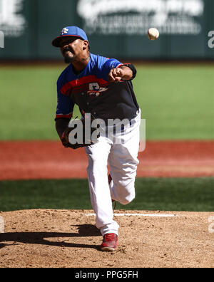 Giovanni Soto. . Acciones, durante el partido de beisbol entre Criollos de Caguas de Puerto Rico contra las Águilas Cibaeñas de Republica Dominicana, Banque D'Images