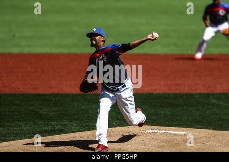 Giovanni Soto. . Acciones, durante el partido de beisbol entre Criollos de Caguas de Puerto Rico contra las Águilas Cibaeñas de Republica Dominicana, Banque D'Images