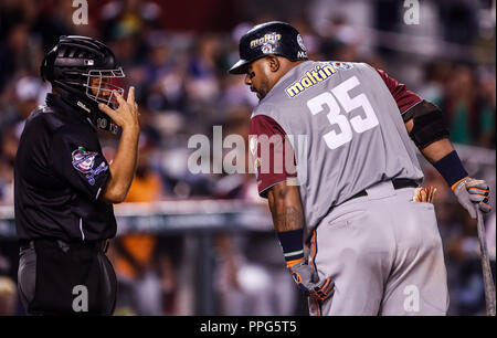 Luis Jimenez discute por ponche con el ampayer, durante el partido de beisbol de la Serie del Caribe con el Encuentro entre Tomateros de Culiacán de M Banque D'Images