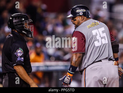 Luis Jimenez discute por ponche con el ampayer, durante el partido de beisbol de la Serie del Caribe con el Encuentro entre Tomateros de Culiacán de M Banque D'Images