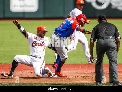 Alexi Amarista (i) de Venezuela en una jugada con Jesmuel Valentin (3) de Puerto Rico . Partido de beisbol de la Serie del Caribe con el Encuentro en Banque D'Images