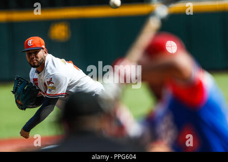 Carlos Teller pitcher inicial de Venezuela hace lanzamientos de la pelote basque en el primer manche. . Partido de beisbol de la Serie del Caribe con el encu Banque D'Images