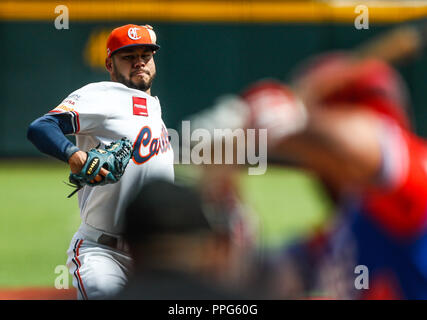 Carlos Teller pitcher inicial de Venezuela hace lanzamientos de la pelote basque en el primer manche. . Partido de beisbol de la Serie del Caribe con el encu Banque D'Images