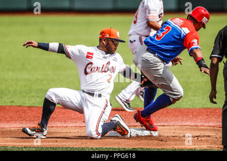 Alexi Amarista (i) de Venezuela en una jugada con Jesmuel Valentin (3) de Puerto Rico . Partido de beisbol de la Serie del Caribe con el Encuentro en Banque D'Images