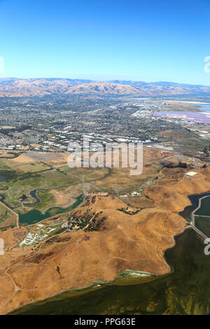 Baie de San Francisco : Vue aérienne de marais humides dans la région de la baie du sud, avec les étangs de sel dans la distance. Banque D'Images