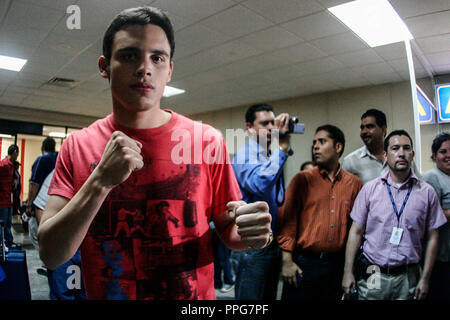 Julii Cesar Chavez jr ,Boxing acompañado politico Epifanio Salido del en el aeropuerto de Hermosillo, Sonora, Mexique. Banque D'Images
