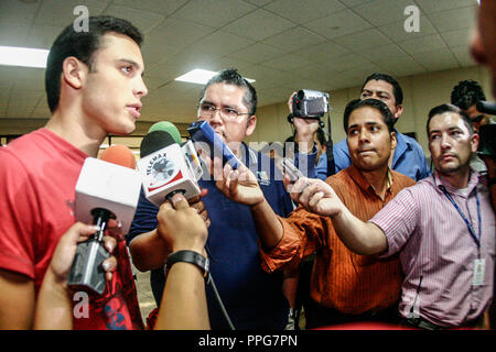 Julii Cesar Chavez jr ,Boxing acompañado politico Epifanio Salido del en el aeropuerto de Hermosillo, Sonora, Mexique. Banque D'Images