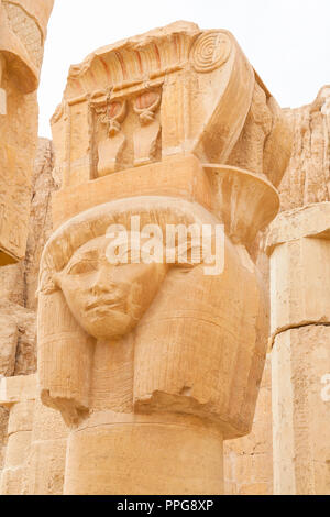 Dans la colonne à la tête d'Hathor temple funéraire d'Hatshepsout. Louxor, Thèbes, Egypte Banque D'Images