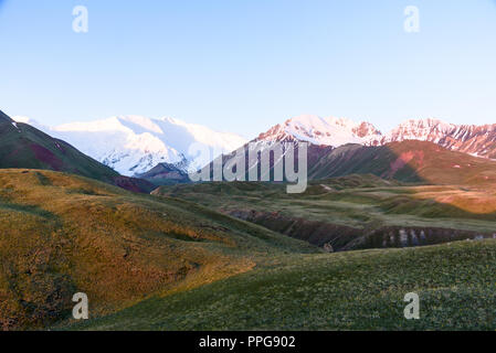 Le lever du soleil sur le pic Lénine valley, Kirghizistan Banque D'Images