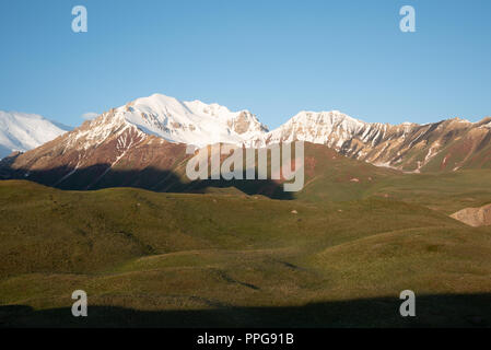 Le lever du soleil sur le pic Lénine valley, Kirghizistan Banque D'Images