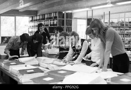 Travailler dans la Zentralstelle zur Vergabe von Studienplaetzen ( ZVS - Bureau Central pour l'attribution des places d'étude) le 20 octobre 1975 à Dortmund. Dans le monde d'utilisation | Banque D'Images