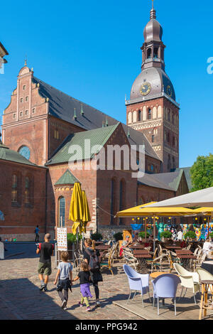 Place de la cathédrale de Riga, vue sur une jeune famille lettone marche à travers Doma Laukums (Place de la Cathédrale) vers cathédrale de Riga, Lettonie. Banque D'Images