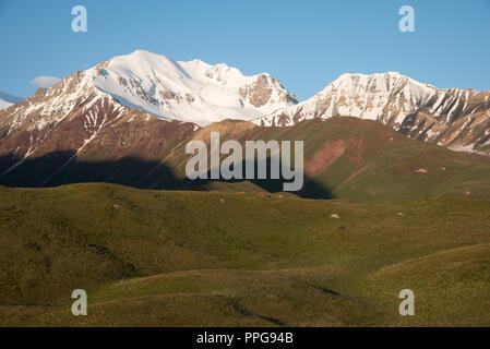 Le lever du soleil sur le pic Lénine valley, Kirghizistan Banque D'Images