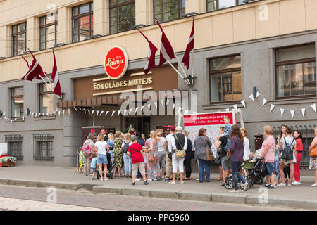 Chocolat Laima Riga, adultes et enfants de queue pour entrer dans le célèbre musée du chocolat à Laima Miera Iela dans le centre de Riga, Lettonie. Banque D'Images