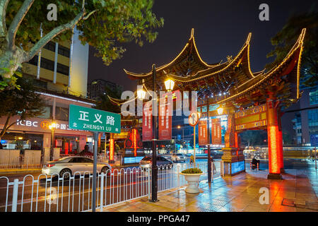 Kunming, Chine - 20 septembre 2017 : Ancien style porte dans le centre-ville de Kunming à rainy night. Banque D'Images